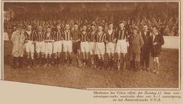 873277 Groepsportret van het voetbalelftal van Velox (Utrecht), bij de wedstrijd tegen V.V.A. (Amsterdam), op het ...